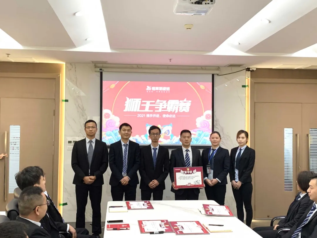 辣椒视频成年领导和西北大区经理合影留念